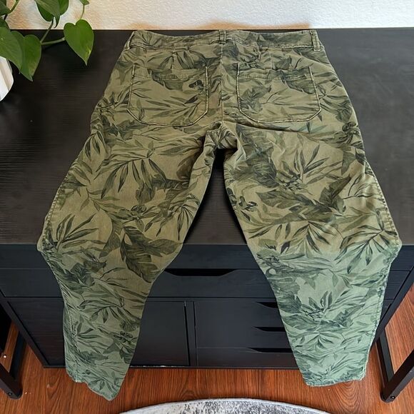 Old Navy Pixie Pants with a Green Tropical Camo Deisign - Size 2 Tall - Picture 2 of 6